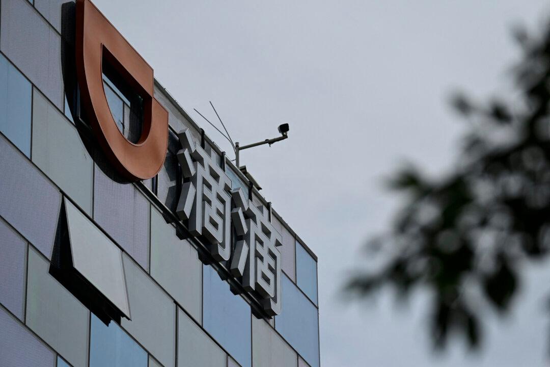 Chinese Tech Giants Face Obstacles in Listing Overseas as Beijing Tightens Rules: Expert
