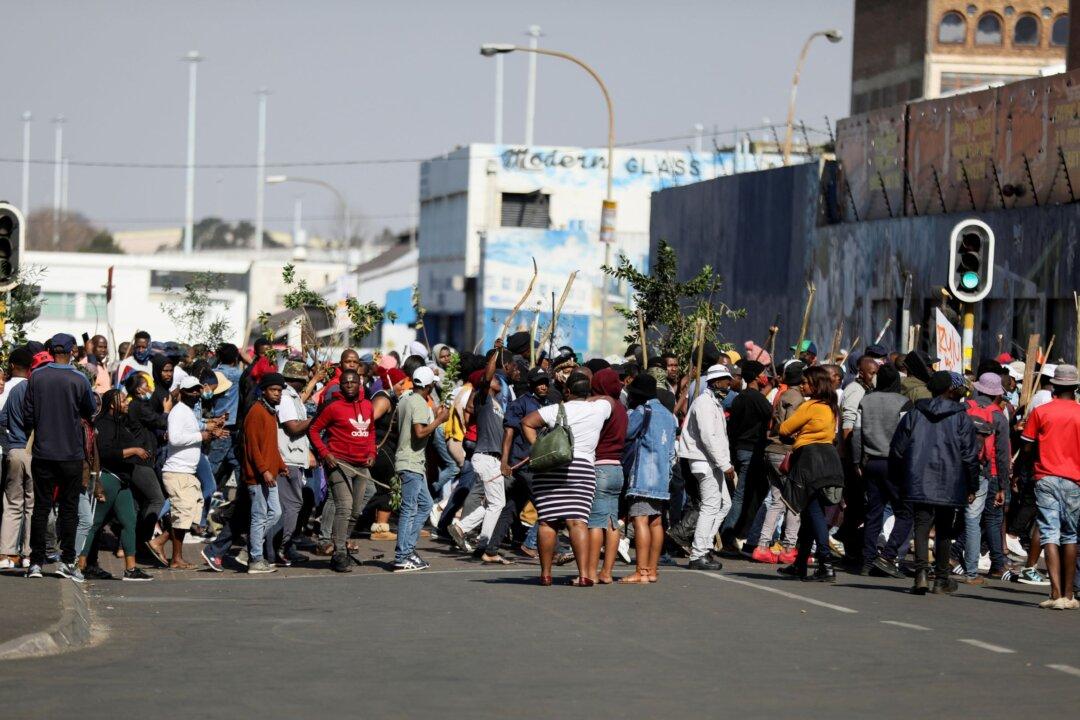 ‘It’s a War Zone’: South African Army Activates All Reserve Members Amid Widespread Looting