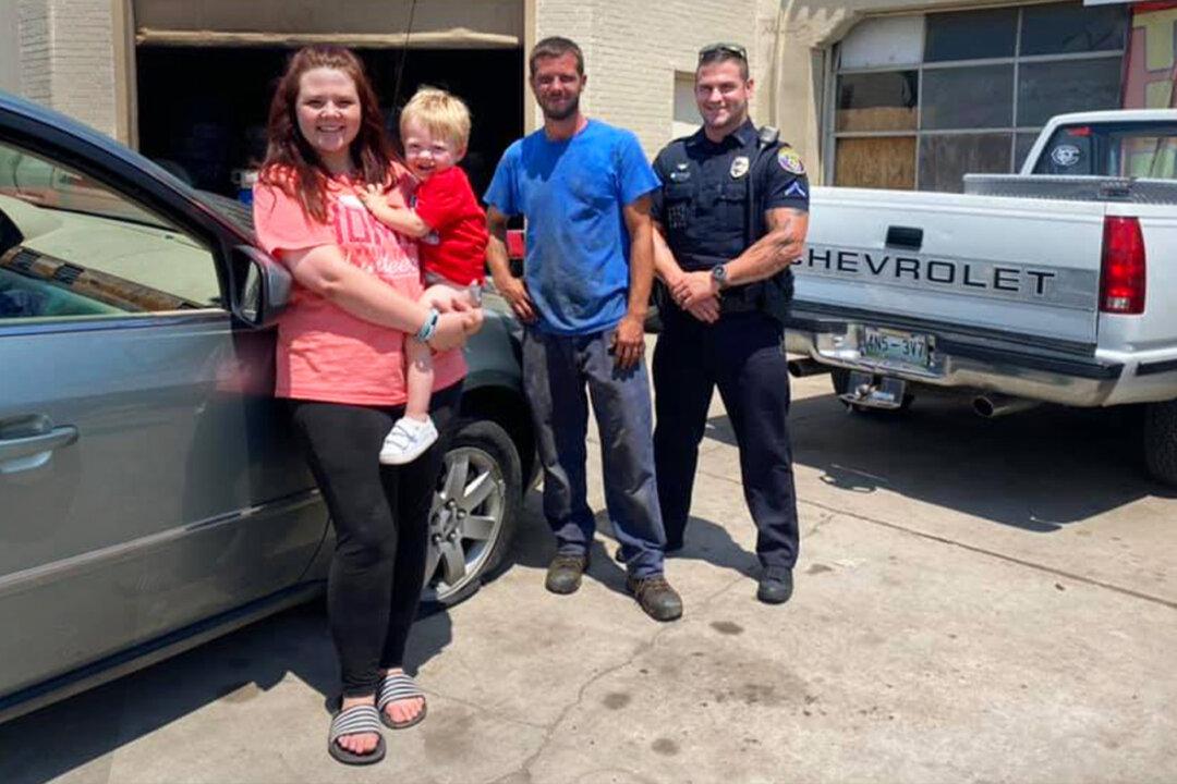 Police Officer Responds to Mom Stranded on Roadside With Blown Tire—Helps Her Get New Set for Free