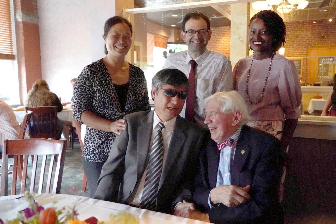 Blind Chinese Dissident Who Escaped in 2012 Now a US Citizen