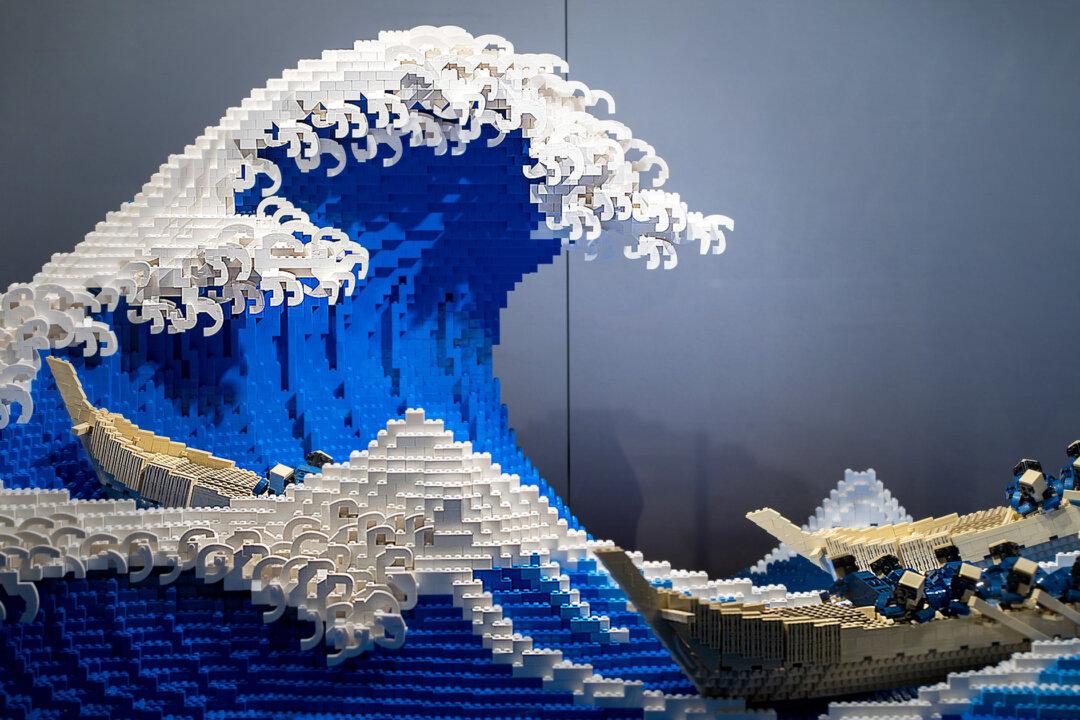 Japan-Based Sculptor Recreates ‘The Great Wave Off Kanagawa’ With 50,000 LEGO Pieces