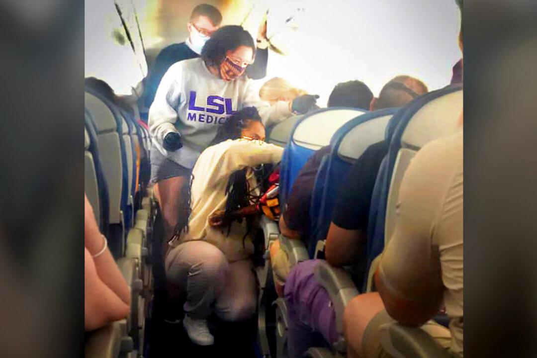 2 Medical Students Respond to Call for Passengers to Help During Mid-Air Emergency on Flight to Greece