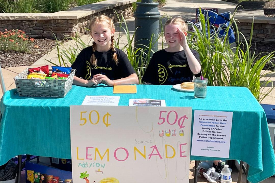 ‘What If That Was My Dad?’: Girls Set Up Lemonade Stand to Support Fallen Officer’s Family