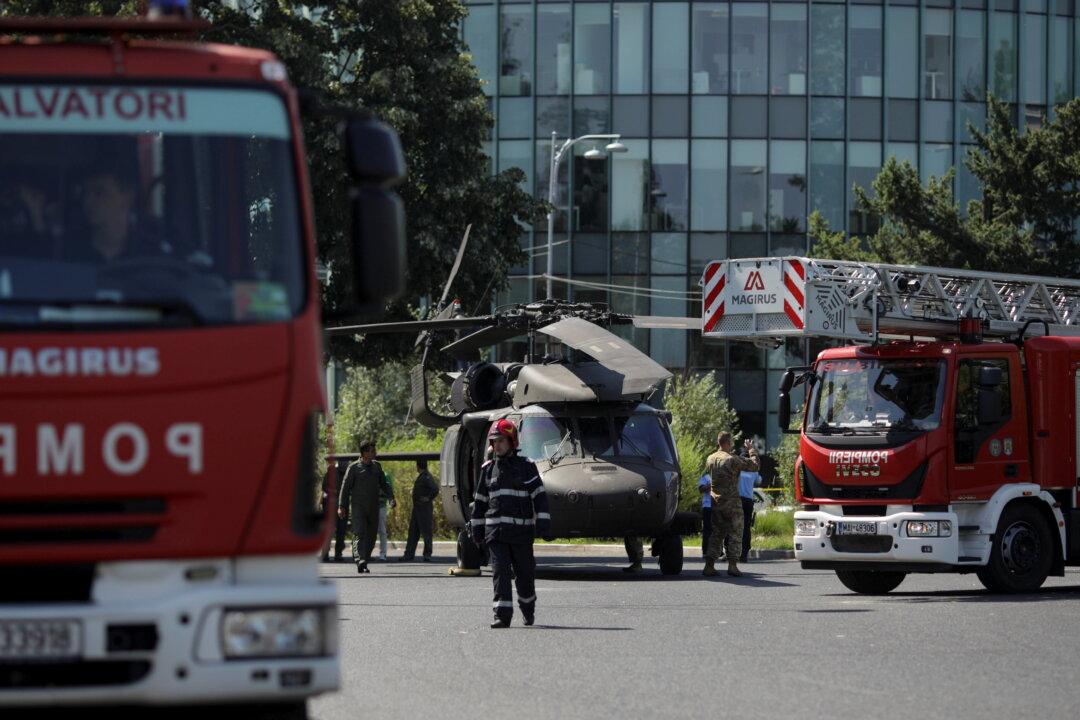 US Black Hawk Helicopter Makes Emergency Landing in Downtown Bucharest