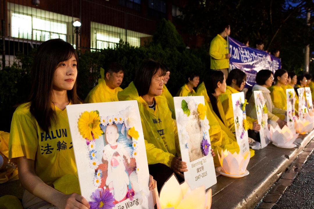 Toronto Vigil: Falun Gong Adherents Mourn 22 Years of Persecution by Communist China
