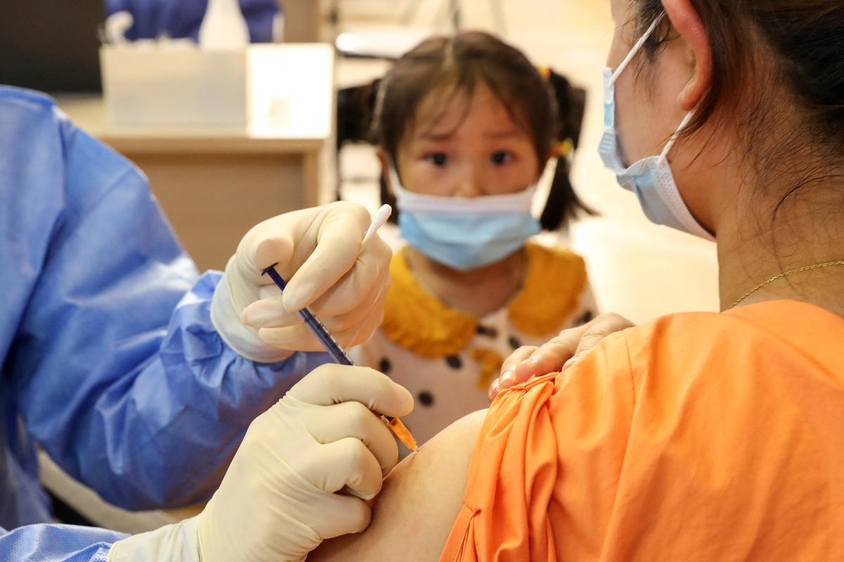 Unvaccinated Chinese Struggle to Get Exemption Forms