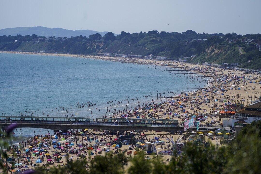 Temperatures to Soar to 33C This Week After Extreme Heat Warning