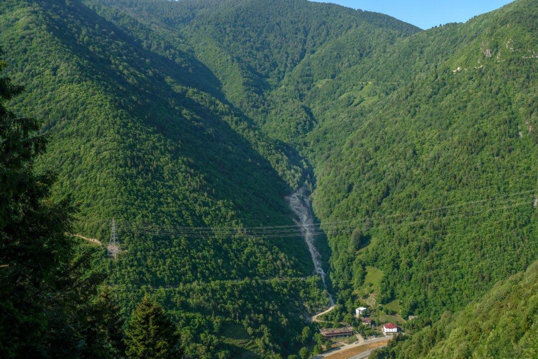 6 Dead, 2 Missing in Floods, Landslides in Northeast Turkey
