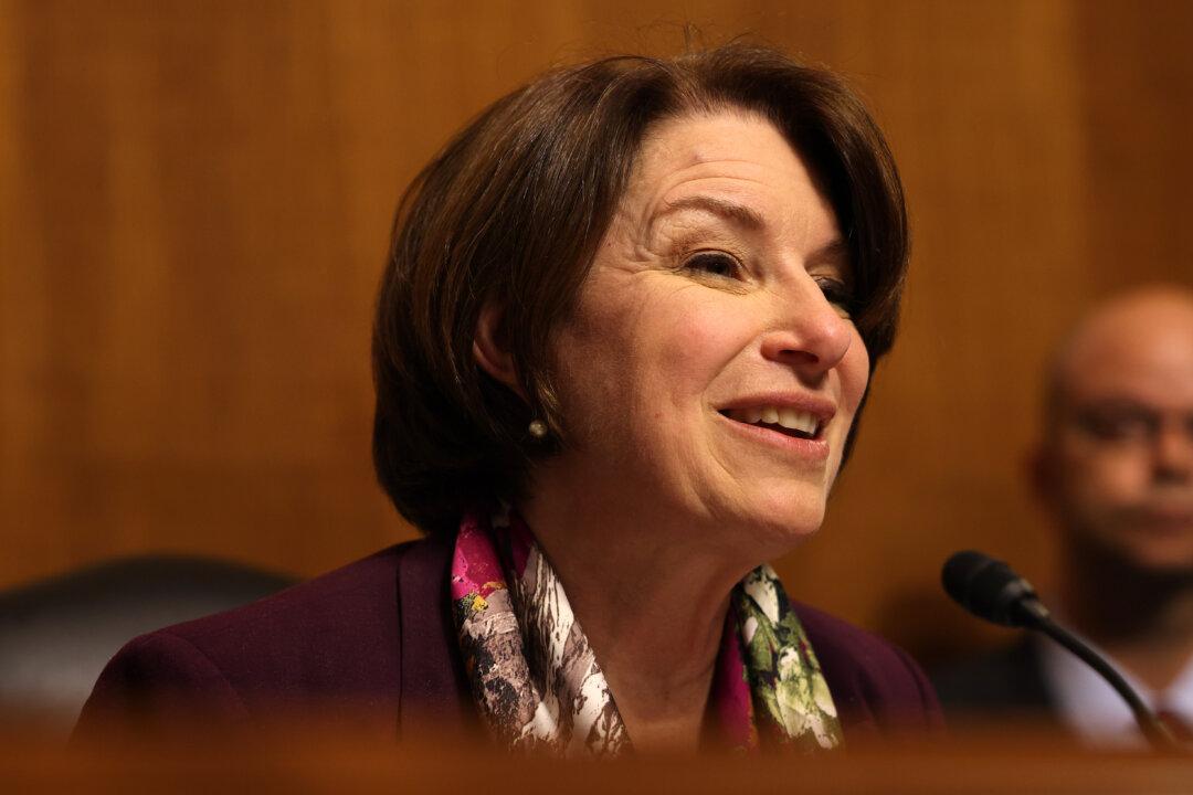 Sen. Klobuchar Says Breyer’s Retirement Should Come ‘Sooner Rather Than Later’