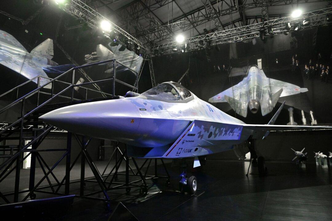 Putin Inspects New Russian Fighter Jet Unveiled at Air Show