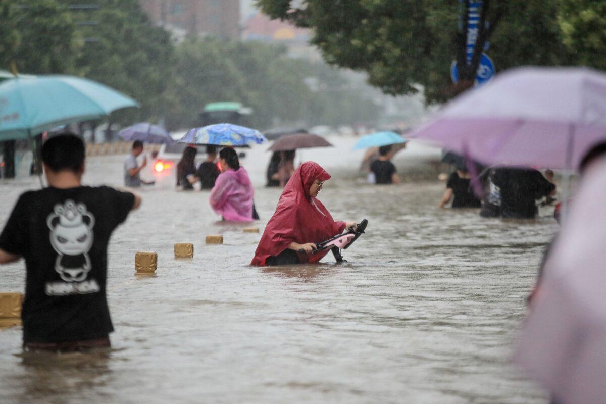 Deadly Flood Inundates Zhengzhou City, Trapping People Underground in Subway and on Trains