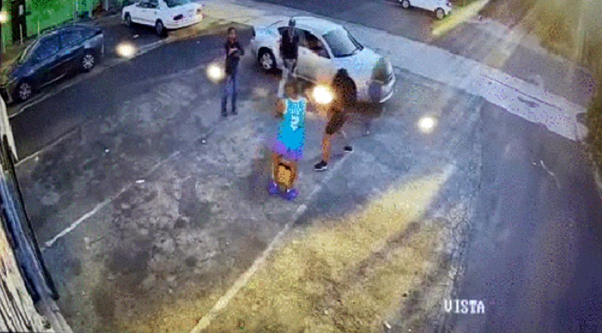 Would-Be Robbers End up Shot After Approaching Armed Victim in Los Angeles: Police