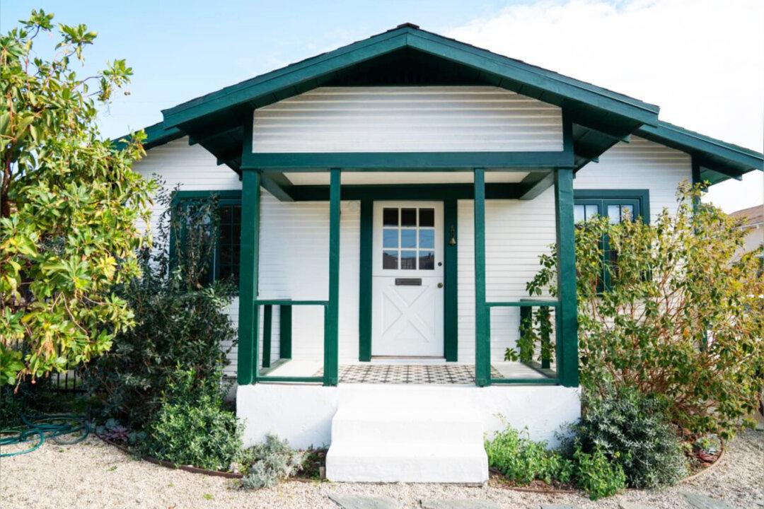 Photos: 1920s Craftsman-Style House Untouched for Years Transformed Into Cosy Home