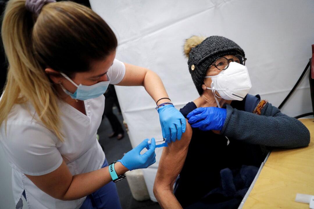 American Postal Workers Union Opposes Mandatory Vaccinations ‘At This Time’
