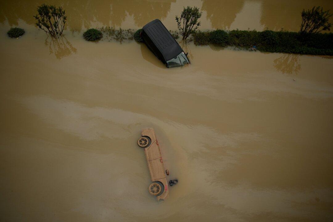 Death Toll of China Flood Climbs as Response Sparks Criticism