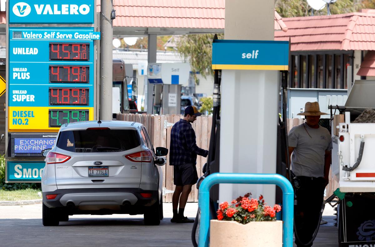 Gasoline Prices Hit 7-Year High Even as Demand Falls for 4th Straight Week
