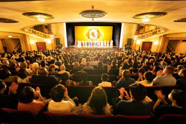 Shen Yun Performing Arts curtain call at the Palace Theatre in Stamford, Conn., on July 24, 2021. (NTD)