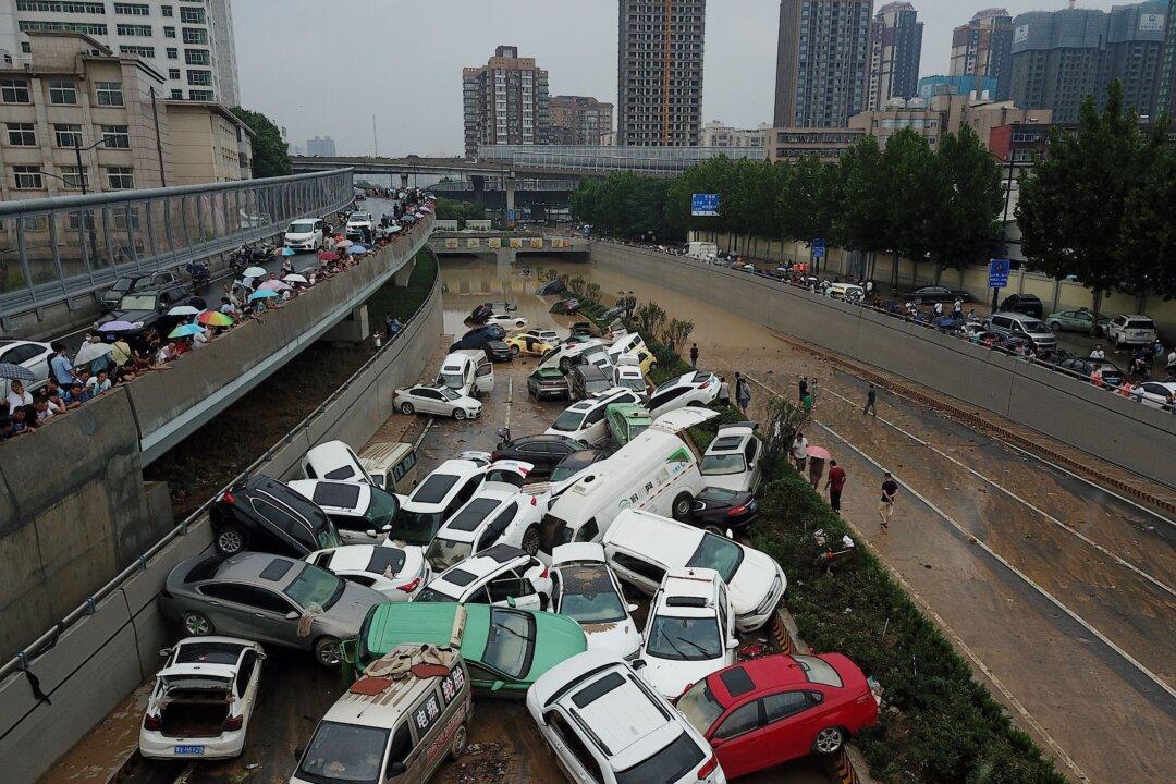 Chinese Driver Recalls Lucky Escape From Tunnel in Flooded City