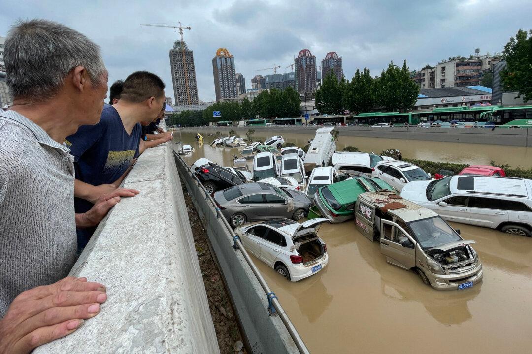 Neglected by Authorities, Locals Take on Relief Work in Flood-Hit Central China