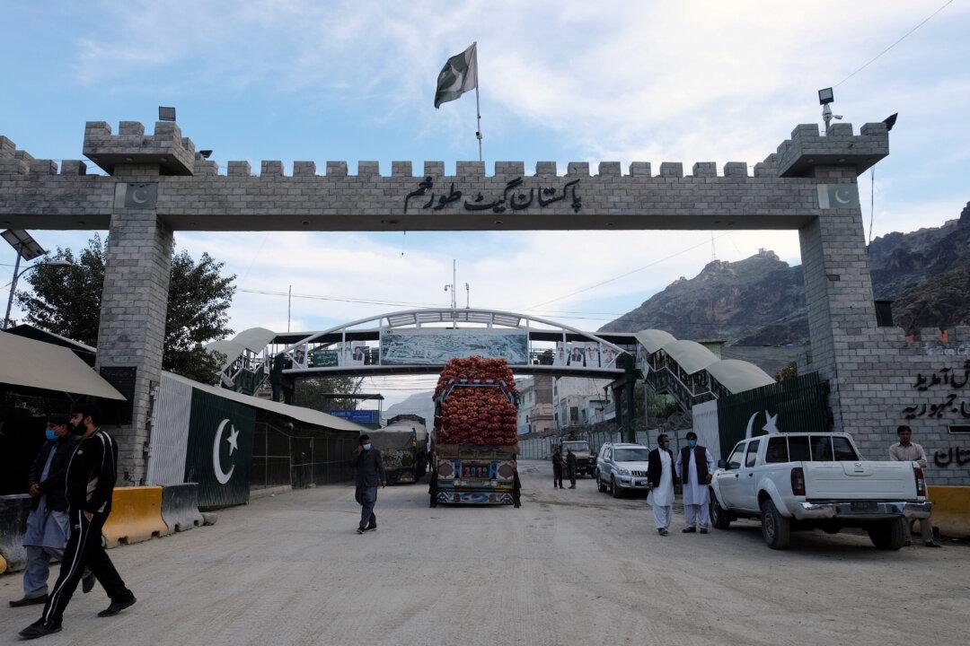 Pakistan Reopens Afghanistan Border Crossing Held by Taliban