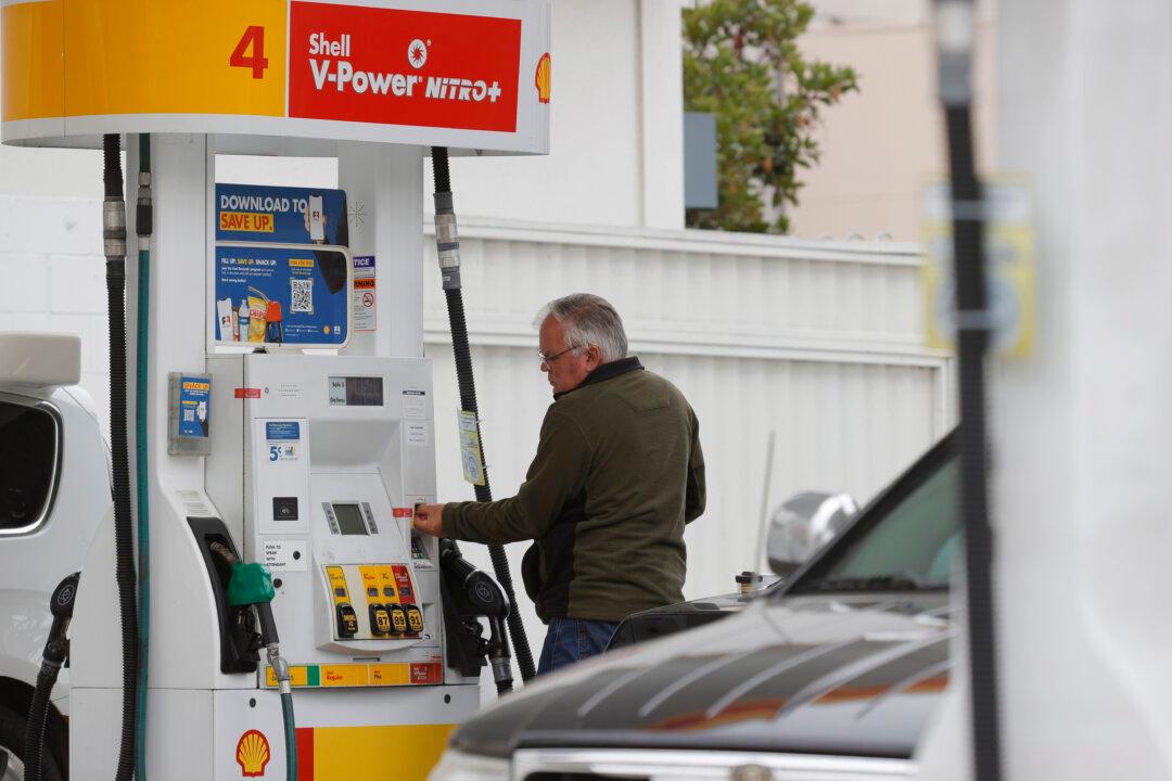US Gas Prices Dip After Soaring Amid Summer Travel