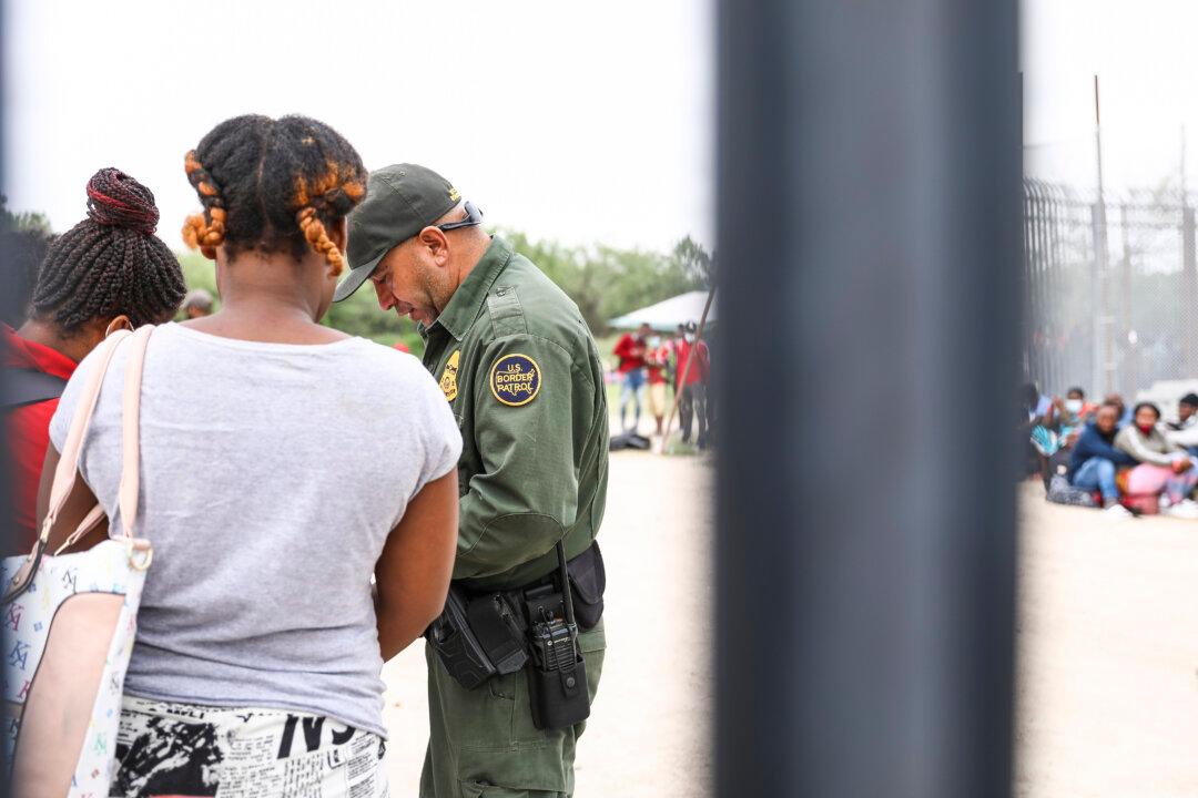 Over 800 Unaccompanied Children Crossing Border Illegally Apprehended in One Day