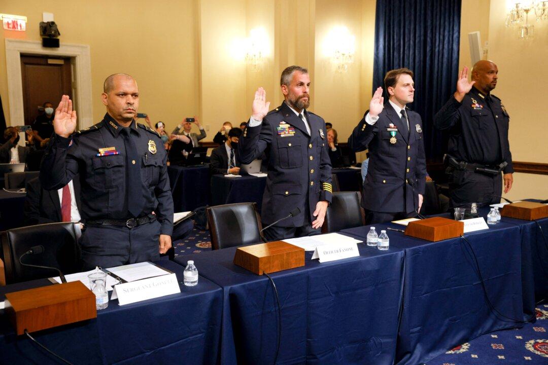 Police Officers Offer Harrowing Accounts at First Jan. 6 Panel Hearing