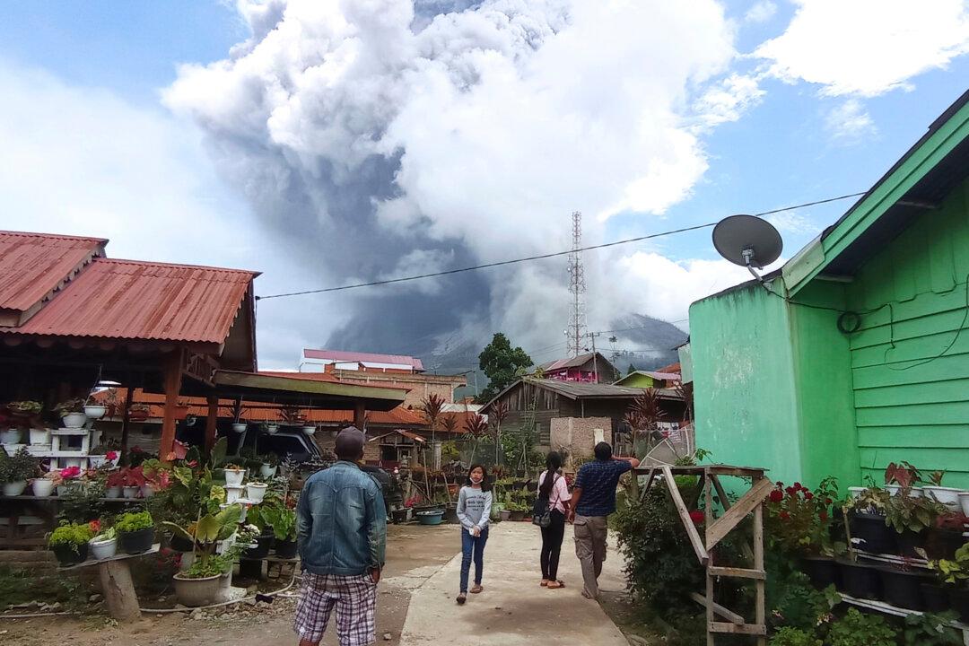 Indonesia’s Sinabung Volcano Spews Ash, Hot Clouds