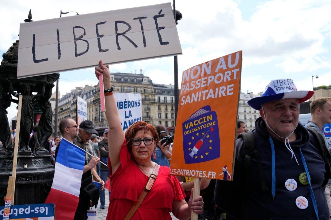 French Police Clash With Anti-Virus Pass Protesters in Paris