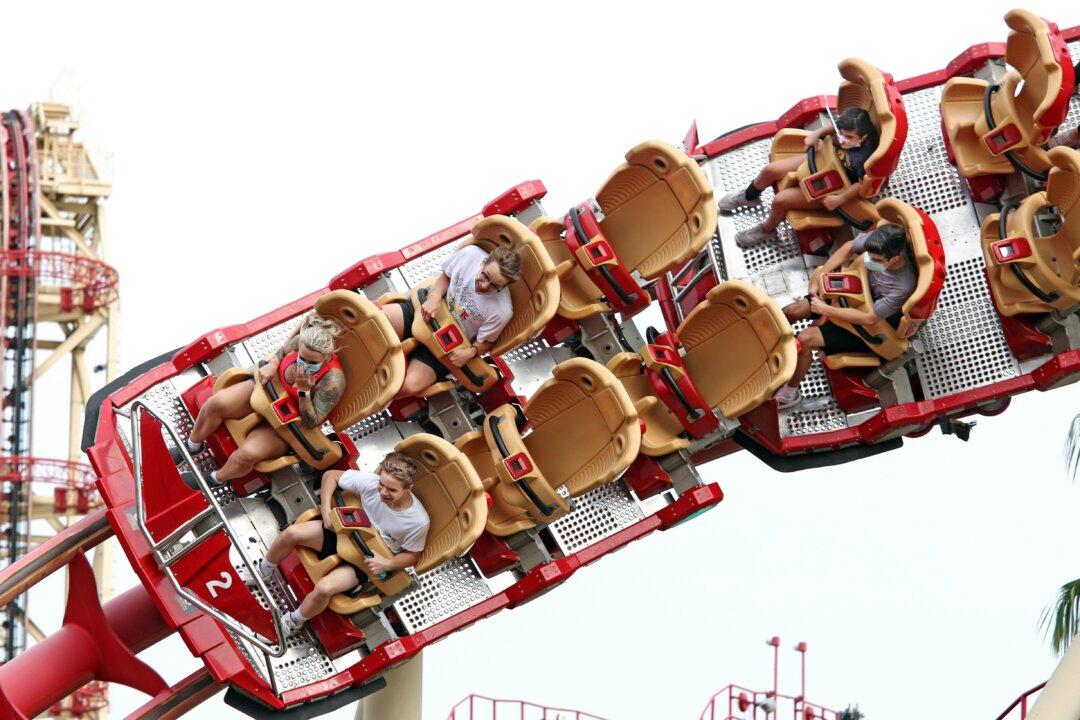 Florida Theme Parks Requiring Workers to Wear Masks Again