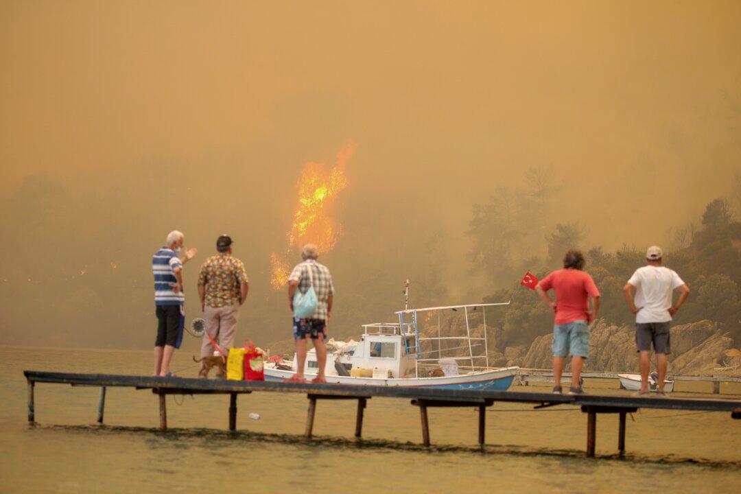 Tourists Flee as Wildfires Threaten Turkish Beach Resorts