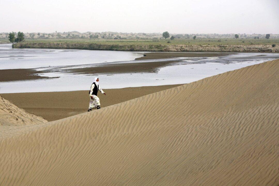 China’s Driest Region Suffers Flood, Largest Desert Partly Becomes Lake