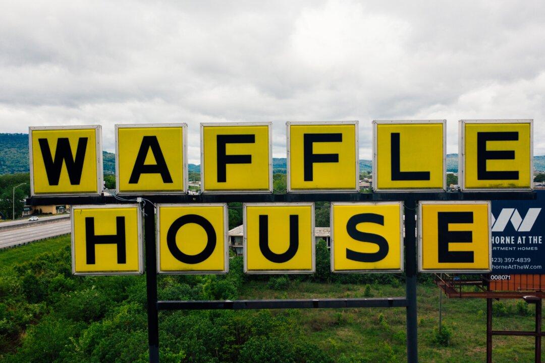 Anonymous Country Star Tips Waffle House Waitress $1,000