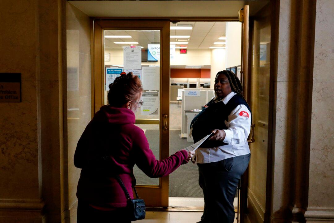 Weekly US Unemployment Claims Fall for First Time in a Month