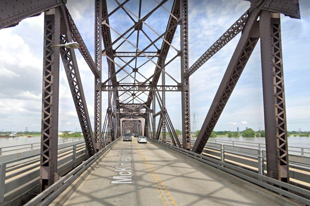 Illinois Officer Dies Trying to Stop Fleeing Car on Bridge