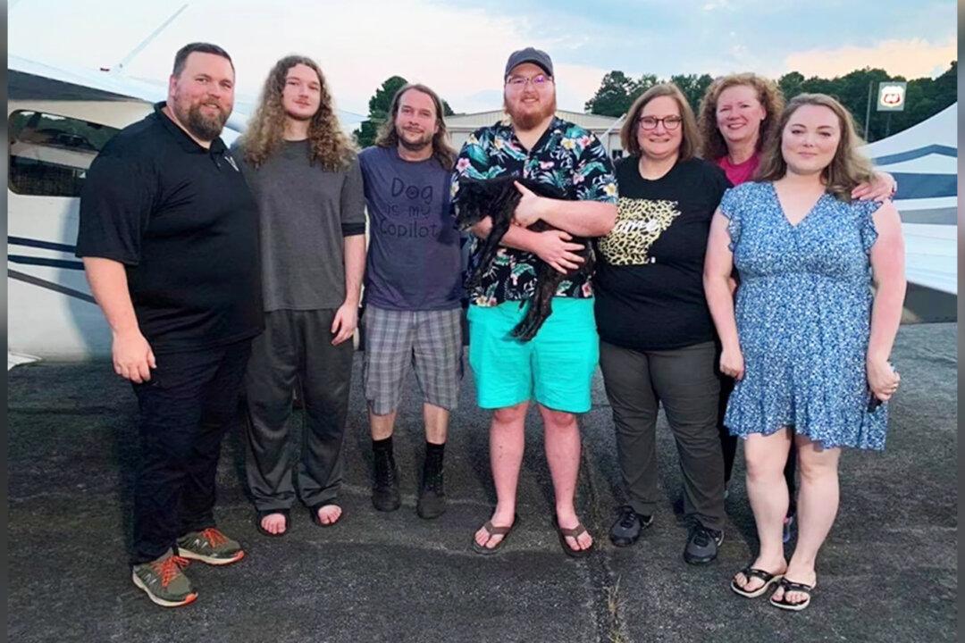 Long-Lost Dog Reunites With His Family After Being Found 10 Years Later 1,600 Miles Away
