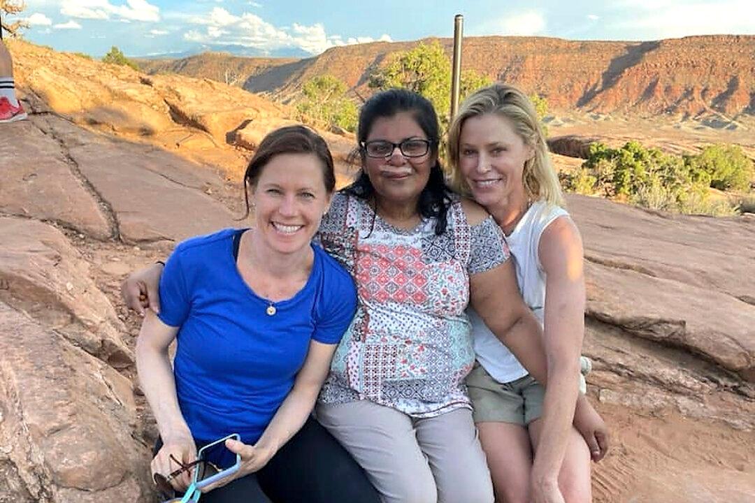 Actress Julie Bowen, Sister Help Rescue Woman Who Fainted and Hit Head on Rock