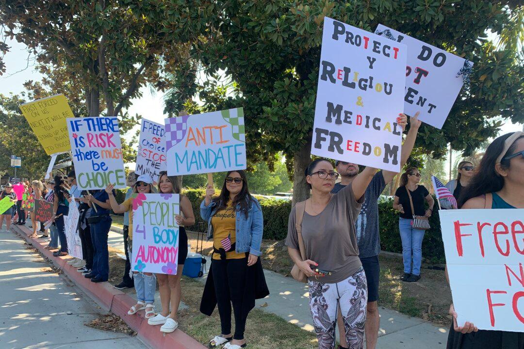 Hundreds of Healthcare Workers in California Protest Against Vaccine Mandates