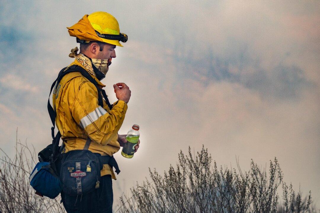 Orange County Firefighters Finish Mowing Elderly Man’s Lawn After He Collapses