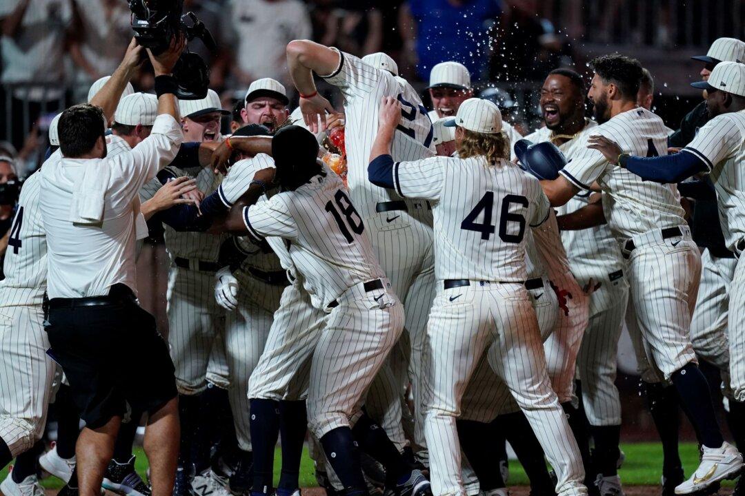 Anderson Home Run for Chicago White Sox, Walkoff End in Field of Dreams Game