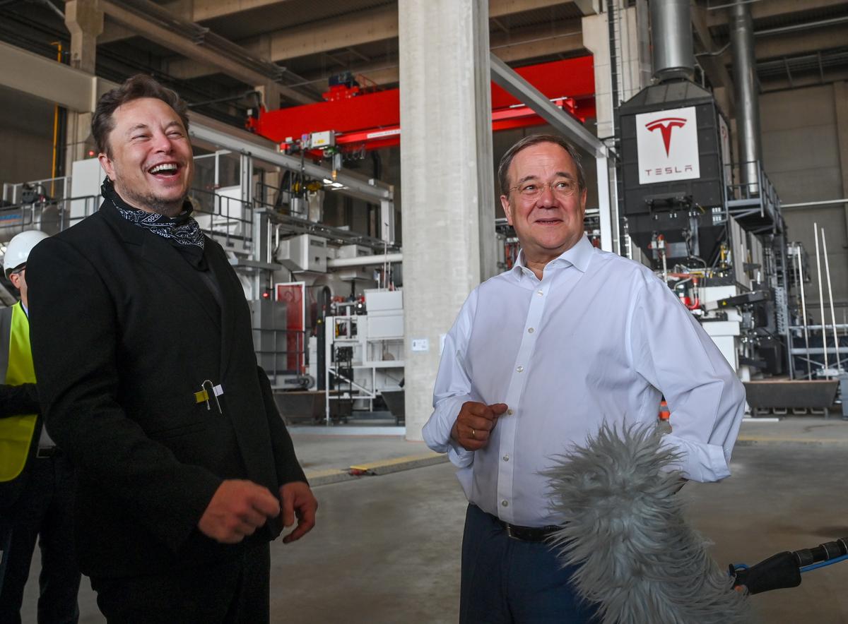 Tesla’s Musk Hopes to Make First Cars at Berlin Plant in October