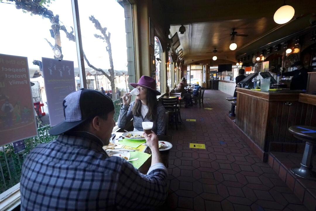 San Francisco Becomes 1st Major US City to Mandate Vaccination for All Indoor Entertainment, Including Restaurants