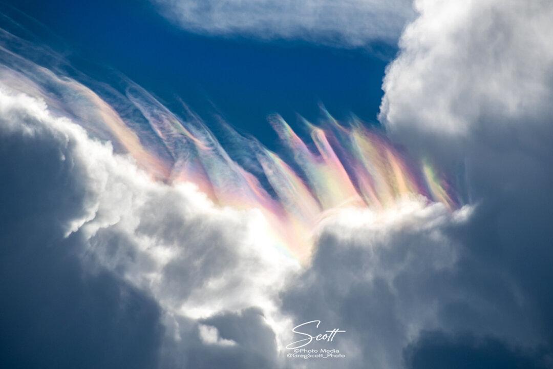 Photographer Captures Stunning Rainbow-Colored ‘Cloud Iridescence’ Over Storm in Cape Canaveral