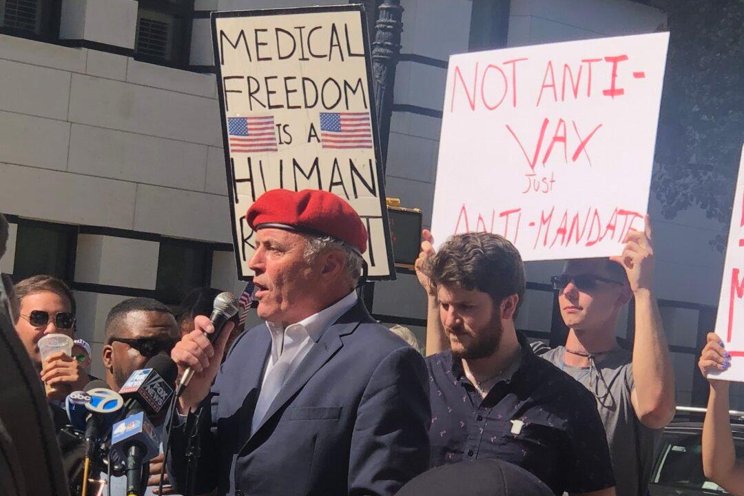 Giuliani’s Son and Candidate Sliwa Speak as Hundreds Gather to Protest Vaccine Mandate in NYC