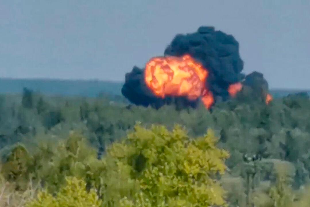 Prototype Military Plane Crashes Outside Moscow, Kills 3