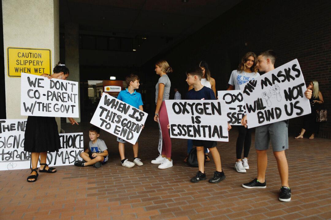 Florida Judge Sets Aside Automatic Stay, Allowing Schools Mask Mandates to Continue