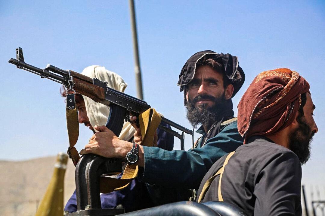 US Threatens ‘Overwhelming Force’ If Taliban Interferes With Evacuations