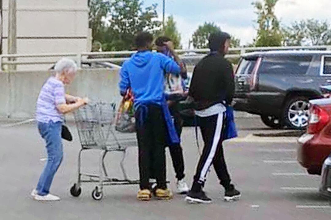 Bystander Sees 3 Young Men Help Elderly Woman Struggling to Carry Groceries to Car—Rewards Them