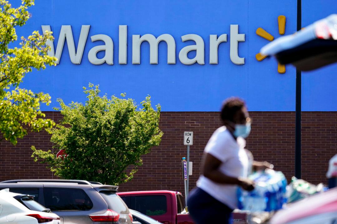 Walmart Veteran Biggs to Step Down as CFO Next Year