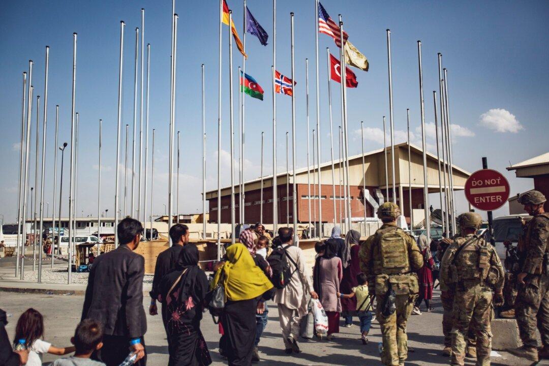 Poland Halts Afghan Airlift Over Safety as US Deadline Looms